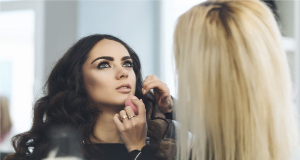 Siempre debes probar y escoger el polvo compacto con tu base de maquillaje puesta ¿Por<br>qué? Pues porque el polvo se usa para sellar productos en crema, es decir tu base de maquillaje, y si no usas base tu corrector.<br>Cuando eliges así, tu polvo debe ser generalmente un tono más claro que tu base de maquillaje para que no te oscurezca, sino que resalte.       